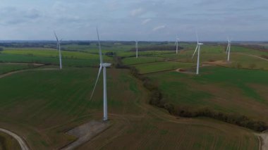 Büyük rüzgar türbini santralinin hava görüntüsü, yenilenebilir enerji altyapısı, kırsal arazi yeşil alanlar