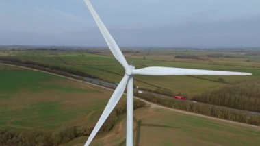 Büyük rüzgar türbini santralinin hava görüntüsü, yenilenebilir enerji altyapısı, kırsal arazi yeşil alanlar