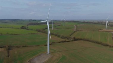 Büyük rüzgar türbini santralinin hava görüntüsü, yenilenebilir enerji altyapısı, kırsal arazi yeşil alanlar