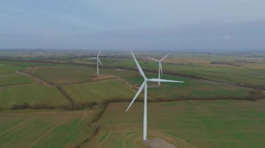 Büyük rüzgar türbini santralinin hava görüntüsü, yenilenebilir enerji altyapısı, kırsal arazi yeşil alanlar