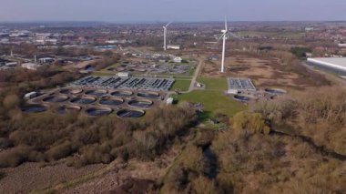 Atık su arıtma tesisi, rüzgar türbinleri yenilenebilir enerji, hijyen temiz içme suyu, Derby UK