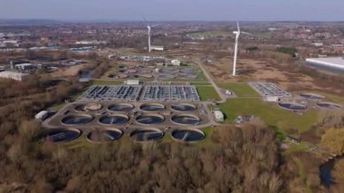 Atık su arıtma tesisi, rüzgar türbinleri yenilenebilir enerji, hijyen temiz içme suyu, Derby UK