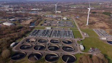 Atık su arıtma tesisi, rüzgar türbinleri yenilenebilir enerji, hijyen temiz içme suyu, Derby UK