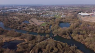 Atık su arıtma tesisi, rüzgar türbinleri yenilenebilir enerji, hijyen temiz içme suyu, Derby UK