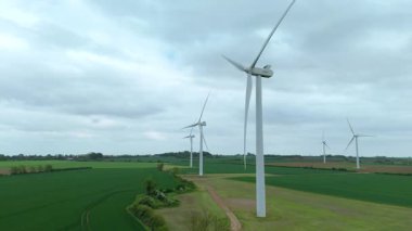 Büyük rüzgar türbinlerinin, kırsal yeşil alanlarda yenilenebilir elektrik enerjisi üreten yel değirmenlerinin, Biggleswade, Birleşik Krallık 'ın insansız hava aracı görüntüleri.