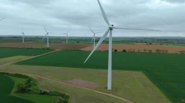 Büyük rüzgar türbinlerinin, kırsal yeşil alanlarda yenilenebilir elektrik enerjisi üreten yel değirmenlerinin, Biggleswade, Birleşik Krallık 'ın insansız hava aracı görüntüleri.