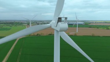 Büyük rüzgar türbinlerinin, kırsal yeşil alanlarda yenilenebilir elektrik enerjisi üreten yel değirmenlerinin, Biggleswade, Birleşik Krallık 'ın insansız hava aracı görüntüleri.