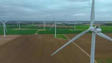 Büyük rüzgar türbinlerinin, kırsal yeşil alanlarda yenilenebilir elektrik enerjisi üreten yel değirmenlerinin, Biggleswade, Birleşik Krallık 'ın insansız hava aracı görüntüleri.