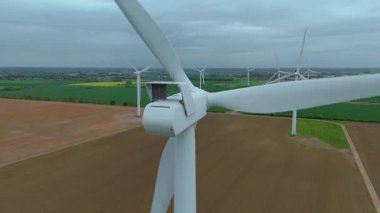 Büyük rüzgar türbinlerinin, kırsal yeşil alanlarda yenilenebilir elektrik enerjisi üreten yel değirmenlerinin, Biggleswade, Birleşik Krallık 'ın insansız hava aracı görüntüleri.