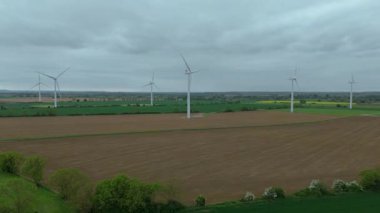 Büyük rüzgar türbinlerinin, kırsal yeşil alanlarda yenilenebilir elektrik enerjisi üreten yel değirmenlerinin, Biggleswade, Birleşik Krallık 'ın insansız hava aracı görüntüleri.