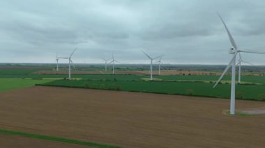 Büyük rüzgar türbinlerinin, kırsal yeşil alanlarda yenilenebilir elektrik enerjisi üreten yel değirmenlerinin, Biggleswade, Birleşik Krallık 'ın insansız hava aracı görüntüleri.
