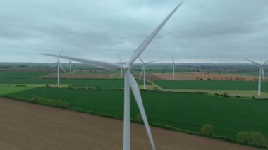Büyük rüzgar türbinlerinin, kırsal yeşil alanlarda yenilenebilir elektrik enerjisi üreten yel değirmenlerinin, Biggleswade, Birleşik Krallık 'ın insansız hava aracı görüntüleri.