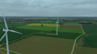 Büyük rüzgar türbinlerinin, kırsal yeşil alanlarda yenilenebilir elektrik enerjisi üreten yel değirmenlerinin, Biggleswade, Birleşik Krallık 'ın insansız hava aracı görüntüleri.