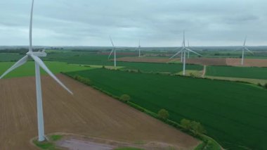 Büyük rüzgar türbinlerinin, kırsal yeşil alanlarda yenilenebilir elektrik enerjisi üreten yel değirmenlerinin, Biggleswade, Birleşik Krallık 'ın insansız hava aracı görüntüleri.