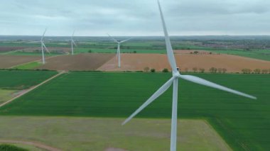 Büyük rüzgar türbinlerinin, kırsal yeşil alanlarda yenilenebilir elektrik enerjisi üreten yel değirmenlerinin, Biggleswade, Birleşik Krallık 'ın insansız hava aracı görüntüleri.
