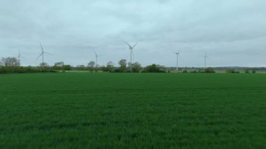 Büyük rüzgar türbinlerinin, kırsal yeşil alanlarda yenilenebilir elektrik enerjisi üreten yel değirmenlerinin, Biggleswade, Birleşik Krallık 'ın insansız hava aracı görüntüleri.