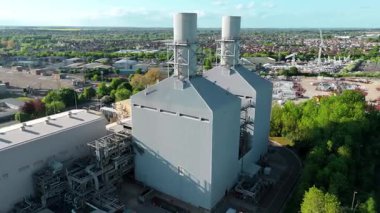 Büyük enerji santralinin hava aracı görüntüsü, elektrik üretimi, bacalar, türbinler ve tren hatları, Küçük Barford, İngiltere 'de ateşlenen kömür