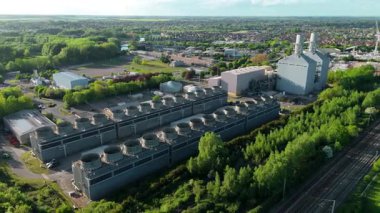 Büyük enerji santralinin hava aracı görüntüsü, elektrik üretimi, bacalar, türbinler ve tren hatları, Küçük Barford, İngiltere 'de ateşlenen kömür