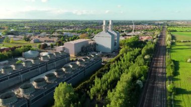 Büyük enerji santralinin hava aracı görüntüsü, elektrik üretimi, bacalar, türbinler ve tren hatları, Küçük Barford, İngiltere 'de ateşlenen kömür