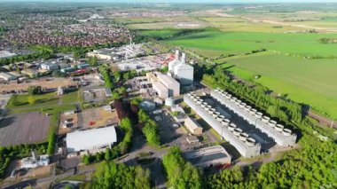 Büyük enerji santralinin hava aracı görüntüsü, elektrik üretimi, bacalar, türbinler ve tren hatları, Küçük Barford, İngiltere 'de ateşlenen kömür