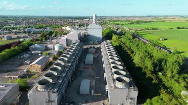 Büyük enerji santralinin hava aracı görüntüsü, elektrik üretimi, bacalar, türbinler ve tren hatları, Küçük Barford, İngiltere 'de ateşlenen kömür