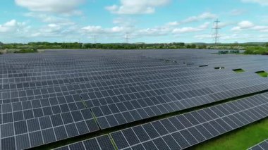 Güneş enerjisi santralinin hava aracı görüntüsü, yenilenebilir elektrik üreten fotovoltaik paneller, kırsal alanda yeşil enerji altyapısı, Avrupa Birleşik Devletleri.