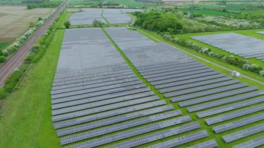 Güneş enerjisi santralinin hava aracı görüntüsü, yenilenebilir elektrik üreten fotovoltaik paneller, kırsal alanda yeşil enerji altyapısı, Avrupa Birleşik Devletleri.