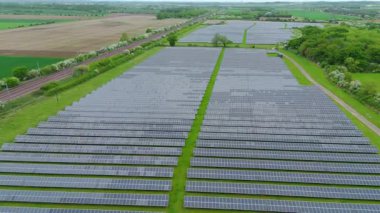 Güneş enerjisi santralinin hava aracı görüntüsü, yenilenebilir elektrik üreten fotovoltaik paneller, kırsal alanda yeşil enerji altyapısı, Avrupa Birleşik Devletleri.