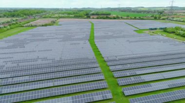 Güneş enerjisi santralinin hava aracı görüntüsü, yenilenebilir elektrik üreten fotovoltaik paneller, kırsal alanda yeşil enerji altyapısı, Avrupa Birleşik Devletleri.