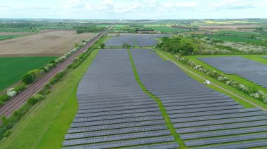 Güneş enerjisi santralinin hava aracı görüntüsü, yenilenebilir elektrik üreten fotovoltaik paneller, kırsal alanda yeşil enerji altyapısı, Avrupa Birleşik Devletleri.