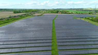 Güneş enerjisi santralinin hava aracı görüntüsü, yenilenebilir elektrik üreten fotovoltaik paneller, kırsal alanda yeşil enerji altyapısı, Avrupa Birleşik Devletleri.