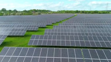 Güneş enerjisi santralinin hava aracı görüntüsü, yenilenebilir elektrik üreten fotovoltaik paneller, kırsal alanda yeşil enerji altyapısı, Avrupa Birleşik Devletleri.