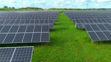 Güneş enerjisi santralinin hava aracı görüntüsü, yenilenebilir elektrik üreten fotovoltaik paneller, kırsal alanda yeşil enerji altyapısı, Avrupa Birleşik Devletleri.