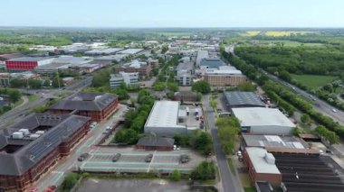 Dağıtım depolarının ve veri merkezi lojistik merkezinin hava drone görüntüsü. Birleşik Krallık, Avrupa 'daki kamyon kargo ithalat ve ihracatıyla birlikte.