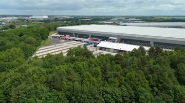 Dağıtım depolarının ve veri merkezi lojistik merkezinin hava drone görüntüsü. Birleşik Krallık, Avrupa 'daki kamyon kargo ithalat ve ihracatıyla birlikte.