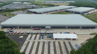 Dağıtım depolarının ve veri merkezi lojistik merkezinin hava drone görüntüsü. Birleşik Krallık, Avrupa 'daki kamyon kargo ithalat ve ihracatıyla birlikte.