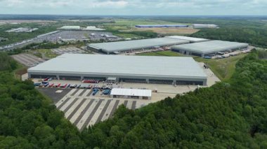 Dağıtım depolarının ve veri merkezi lojistik merkezinin hava drone görüntüsü. Birleşik Krallık, Avrupa 'daki kamyon kargo ithalat ve ihracatıyla birlikte.