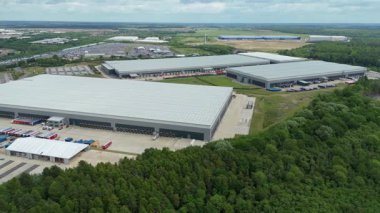 Dağıtım depolarının ve veri merkezi lojistik merkezinin hava drone görüntüsü. Birleşik Krallık, Avrupa 'daki kamyon kargo ithalat ve ihracatıyla birlikte.