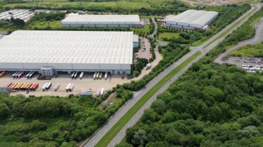 Dağıtım depolarının ve veri merkezi lojistik merkezinin hava drone görüntüsü. Birleşik Krallık, Avrupa 'daki kamyon kargo ithalat ve ihracatıyla birlikte.