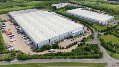 Dağıtım depolarının ve veri merkezi lojistik merkezinin hava drone görüntüsü. Birleşik Krallık, Avrupa 'daki kamyon kargo ithalat ve ihracatıyla birlikte.