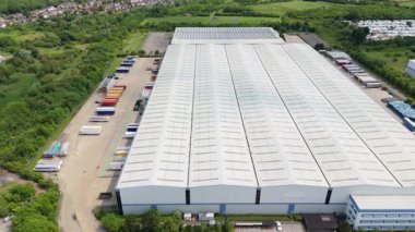 Dağıtım depolarının ve veri merkezi lojistik merkezinin hava drone görüntüsü. Birleşik Krallık, Avrupa 'daki kamyon kargo ithalat ve ihracatıyla birlikte.