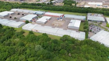 Dağıtım depolarının ve veri merkezi lojistik merkezinin hava drone görüntüsü. Birleşik Krallık, Avrupa 'daki kamyon kargo ithalat ve ihracatıyla birlikte.