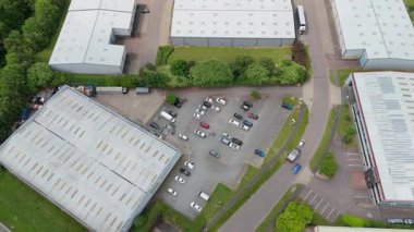 Dağıtım depolarının ve veri merkezi lojistik merkezinin hava drone görüntüsü. Birleşik Krallık, Avrupa 'daki kamyon kargo ithalat ve ihracatıyla birlikte.