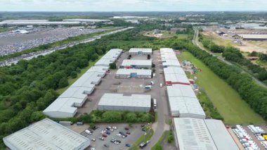 Dağıtım depolarının ve veri merkezi lojistik merkezinin hava drone görüntüsü. Birleşik Krallık, Avrupa 'daki kamyon kargo ithalat ve ihracatıyla birlikte.