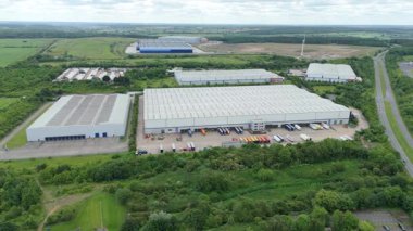 Dağıtım depolarının ve veri merkezi lojistik merkezinin hava drone görüntüsü. Birleşik Krallık, Avrupa 'daki kamyon kargo ithalat ve ihracatıyla birlikte.