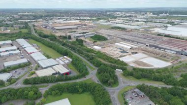 Dağıtım depolarının ve veri merkezi lojistik merkezinin hava drone görüntüsü. Birleşik Krallık, Avrupa 'daki kamyon kargo ithalat ve ihracatıyla birlikte.