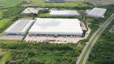 Dağıtım depolarının ve veri merkezi lojistik merkezinin hava drone görüntüsü. Birleşik Krallık, Avrupa 'daki kamyon kargo ithalat ve ihracatıyla birlikte.