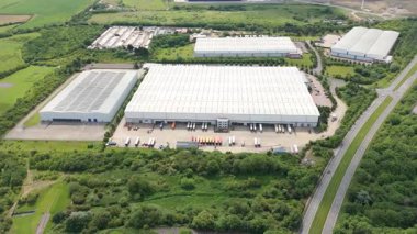 Dağıtım depolarının ve veri merkezi lojistik merkezinin hava drone görüntüsü. Birleşik Krallık, Avrupa 'daki kamyon kargo ithalat ve ihracatıyla birlikte.