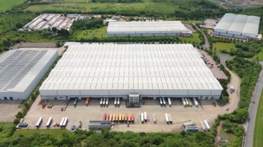 Dağıtım depolarının ve veri merkezi lojistik merkezinin hava drone görüntüsü. Birleşik Krallık, Avrupa 'daki kamyon kargo ithalat ve ihracatıyla birlikte.