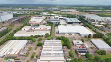 Dağıtım depolarının ve veri merkezi lojistik merkezinin hava drone görüntüsü. Birleşik Krallık, Avrupa 'daki kamyon kargo ithalat ve ihracatıyla birlikte.